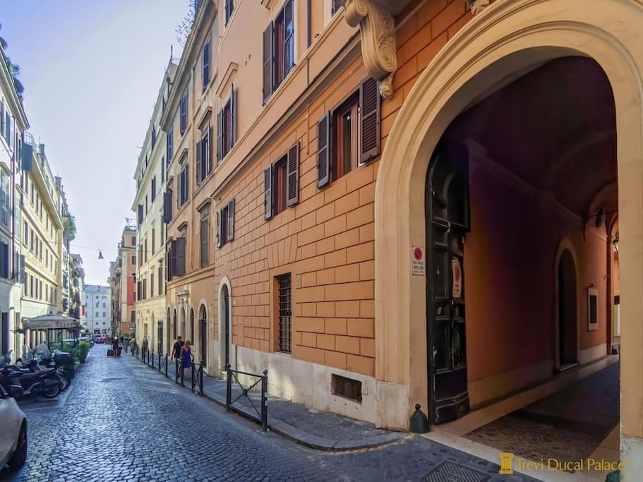Trevi Ducal Palace Rom Exterior foto